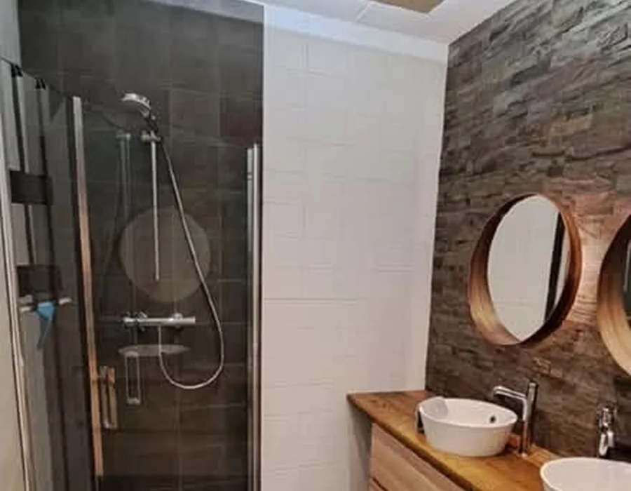 Casa de banho com revestimentos modernos